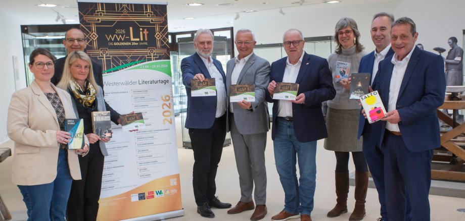 Bild (von links nach rechts): Präsentieren zusammen das neue Programm der Westerwälder Literaturtage 2026 vor: Programmleitung Katharina Roßbach (Der Buchladen, Wissen), Sandra Köster (Wir Westerwälder), Gerhard Grün (Sparkasse Neuwied), Kulturstaatssekretär Prof. Dr. Jürgen Hardeck (Ministerium für Familie, Frauen, Kultur und Integration des Landes Rheinland-Pfalz), Landrat Achim Hallerbach (Kreis Neuwied), Landrat Dr. Peter Enders (Kreis Altenkirchen), Nele van Wieringen (Leitung Keramik Museum), Michael Bug (Sparkasse Westerwald-Sieg), Achim Schwickert (Landrat Westerwaldkreis). Foto: Helmi Tischler 