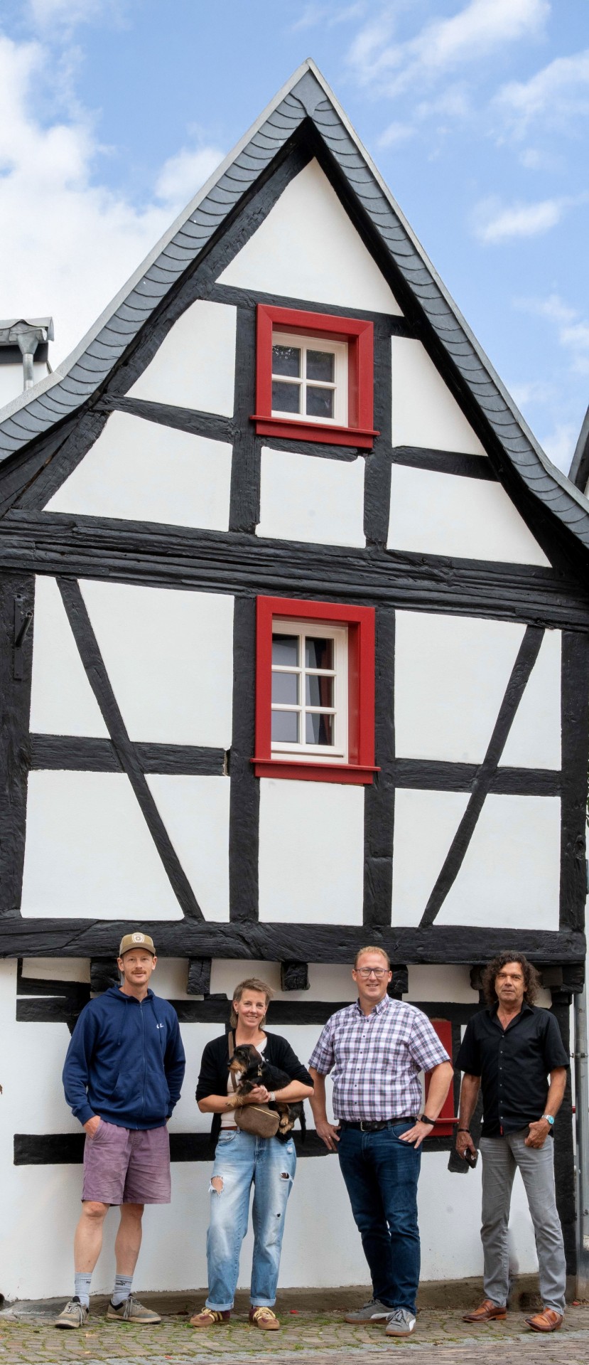 Im Rahmen der jährlichen Kreisbereisung besuchten Kreisdenkmalpfleger Dr. Reinhard Lahr und der Erste Kreisbeigeordnete Philipp Rasbach das idyllische Scheuren bei Unkel – hier mit Julia und Bastian Plag, die ein rund 300 Jahre altes kleines Haus „unter Dach und Fach“ gebracht haben. Foto: Martin Boden