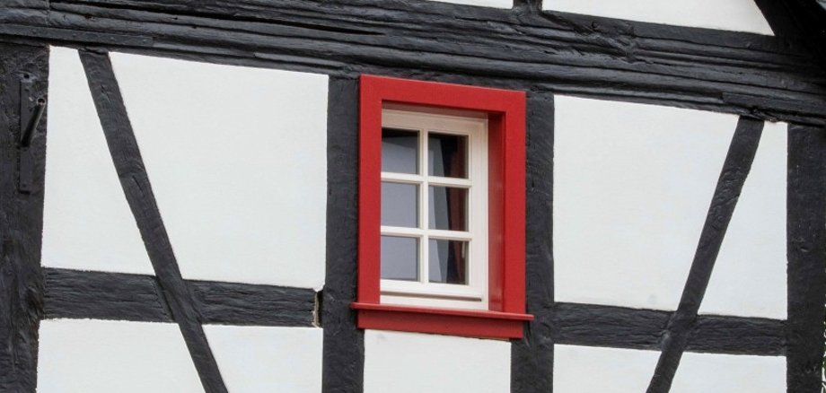 Im Rahmen der jährlichen Kreisbereisung besuchten Kreisdenkmalpfleger Dr. Reinhard Lahr und der Erste Kreisbeigeordnete Philipp Rasbach das idyllische Scheuren bei Unkel – hier mit Julia und Bastian Plag, die ein rund 300 Jahre altes kleines Haus „unter Dach und Fach“ gebracht haben. Foto: Martin Boden