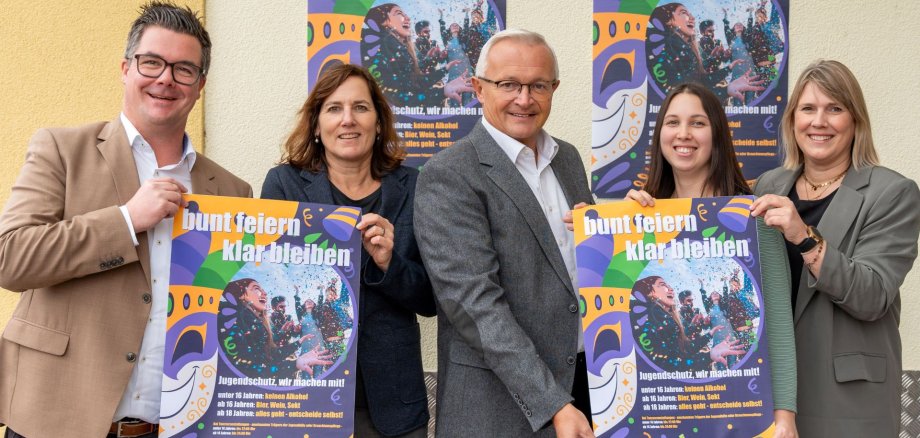 Foto-Unterzeile: Bunt feiern, klar bleiben“ ist der Titel des Informationsflyers zum Kinder- und Jugendschutz an Karneval. Gemeinsam mit Landrat Achim Hallerbach setzen sich dafür auch (von links) Bürgermeister Peter Jung, Tanja Buchmann von der Fachstelle Kinder- und Jugendschutz der Stadt Neuwied sowie Nicole Bauer und Simone Höhner von der Kreisjugendpflege ein. Foto: Martin Boden / Kreisverwaltung Neuwied