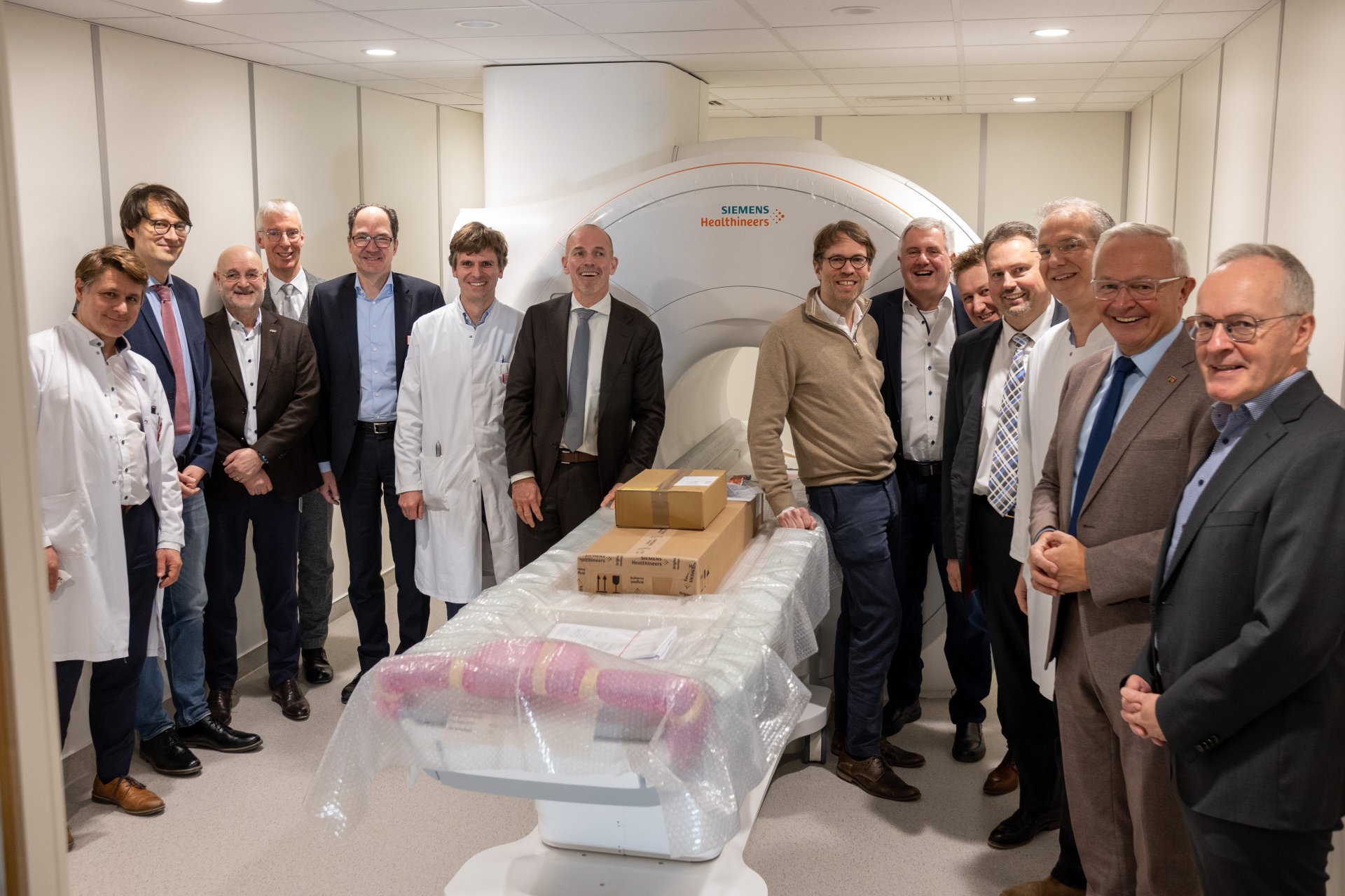 Mit Zuversicht in die Zukunft: Die Kamillus-Klinik Asbach und die Uniklinik Bonn bauen ihre erfolgreiche Zusammenarbeit weiter aus. Darüber freuen sich auch der Ärztliche Geschäftsführer der Kamillus Klinik, Dr. med. Dieter Pöhlau, der Kaufmännische Direktor Nicki Billig sowie Landrat Achim Hallerbach und Bürgermeister Michael Christ. Foto: Manuel Grimbach