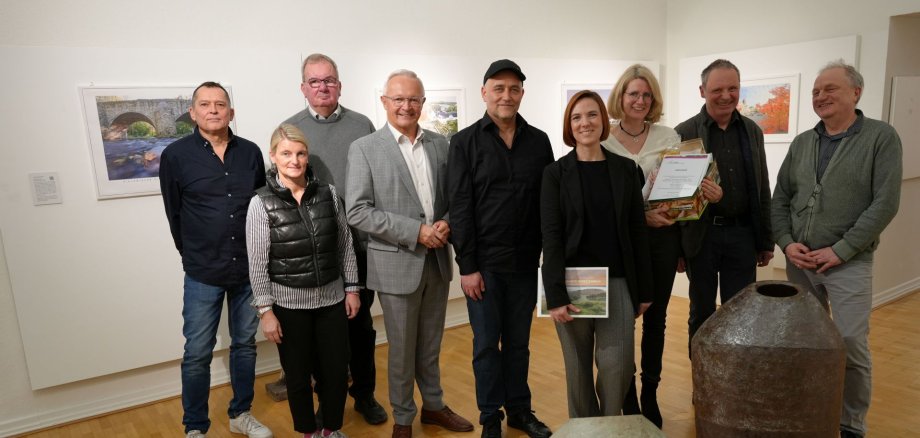 Landrat Achim Hallerbach, Museumleiterin Jennifer Stein, Fotograf Andreas Pacek, Wettbewerbs-Siegerin Britta Hilpert und „Wir Westerwälder-Vorständin Sandra Köster sowie die beiden Keramiker Martin Georg und Andreas Hinder (rechts) laden dazu ein, bis zum 12. April die Ausstellung „Geformt aus Feuer und Stein – Der Westerwald in Fotografie und Keramik“ in aller Ruhe zu erkunden und den Westerwald in seinen unterschiedlichen Facetten neu zu entdecken. Foto: Thomas Herschbach Landrat Achim Hallerbach, Museumleiterin Jennifer Stein, Fotograf Andreas Pacek, Wettbewerbs-Siegerin Britta Hilpert und „Wir Westerwälder-Vorständin Sandra Köster sowie die beiden Keramiker Martin Georg und Andreas Hinder (rechts) laden dazu ein, bis zum 12. April die Ausstellung „Geformt aus Feuer und Stein – Der Westerwald in Fotografie und Keramik“ in aller Ruhe zu erkunden und den Westerwald in seinen unterschiedlichen Facetten neu zu entdecken. Foto: Thomas Herschbach