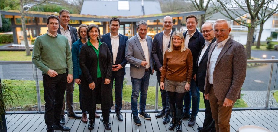 (v.l.n.r.) Harald Schmillen (WFG Kreis Neuwied), Lars Kober (WF Kreis Altenkirchen), Jennifer Siebert (kommissarische Geschäftsführung Regionalagentur Westerwald Touristik-Service), Katharina Schlag (WFG Westerwaldkreis), Christoph Schmidt (geschäftsführender Gesellschafter HUF HAUS), Achim Schwickert (Landrat Westerwaldkreis), Benedikt Huf (geschäftsführender Gesellschafter HUF HAUS), Sandra Köster (Wir Westerwälder AöR), Christian Huf (geschäftsführender Gesellschafter HUF HAUS), Dr. Peter Enders (Landrat Kreis Altenkirchen), Achim Hallerbach (Landrat Kreis Neuwied)