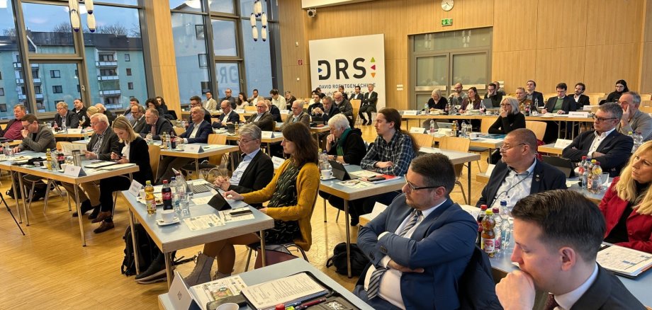Auch beim Themenkomplex „Entsorgung und Wiederverwertung“ ist der Landkreis Neuwied gut aufgestellt. Diese erfreuliche Botschaft konnte Landrat Achim Hallerbach im Rahmen der jüngsten Sitzung den Mitgliedern des Neuwieder Kreistags übermitteln. Zu den herausragenden Maßnahmen zählt die Fertigstellung und Inbetriebnahme der Grünschnittaufbereitungsanlage in Linkenbach ab Mitte 2026. Fotos: Thomas Herschbach