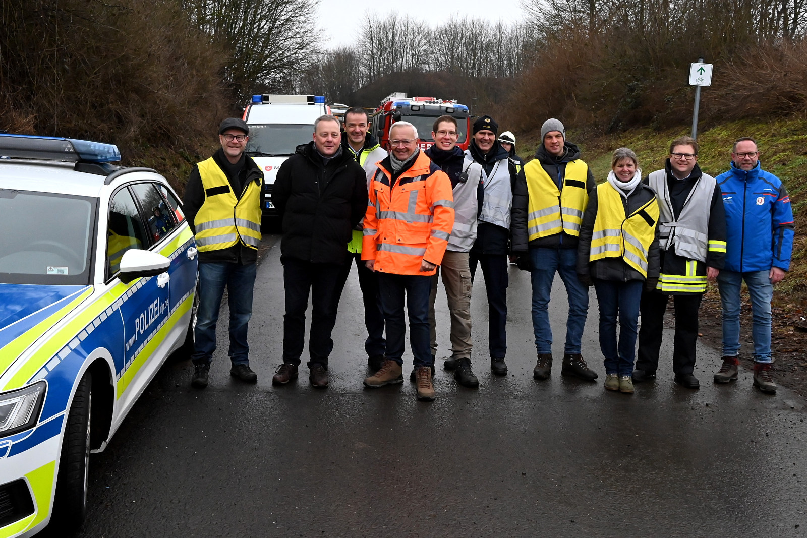 Die Organisatoren und Verantwortlichen der Übung, gemeinsam mit dem Leiter der Polizeidirektion Neuwied Thorsten Runkel, Landrat Achim Hallerbach, BKI Holger Kurz sowie Bürgermeister Sven Schür (VG Puderbach). (Foto: Lemgen)
