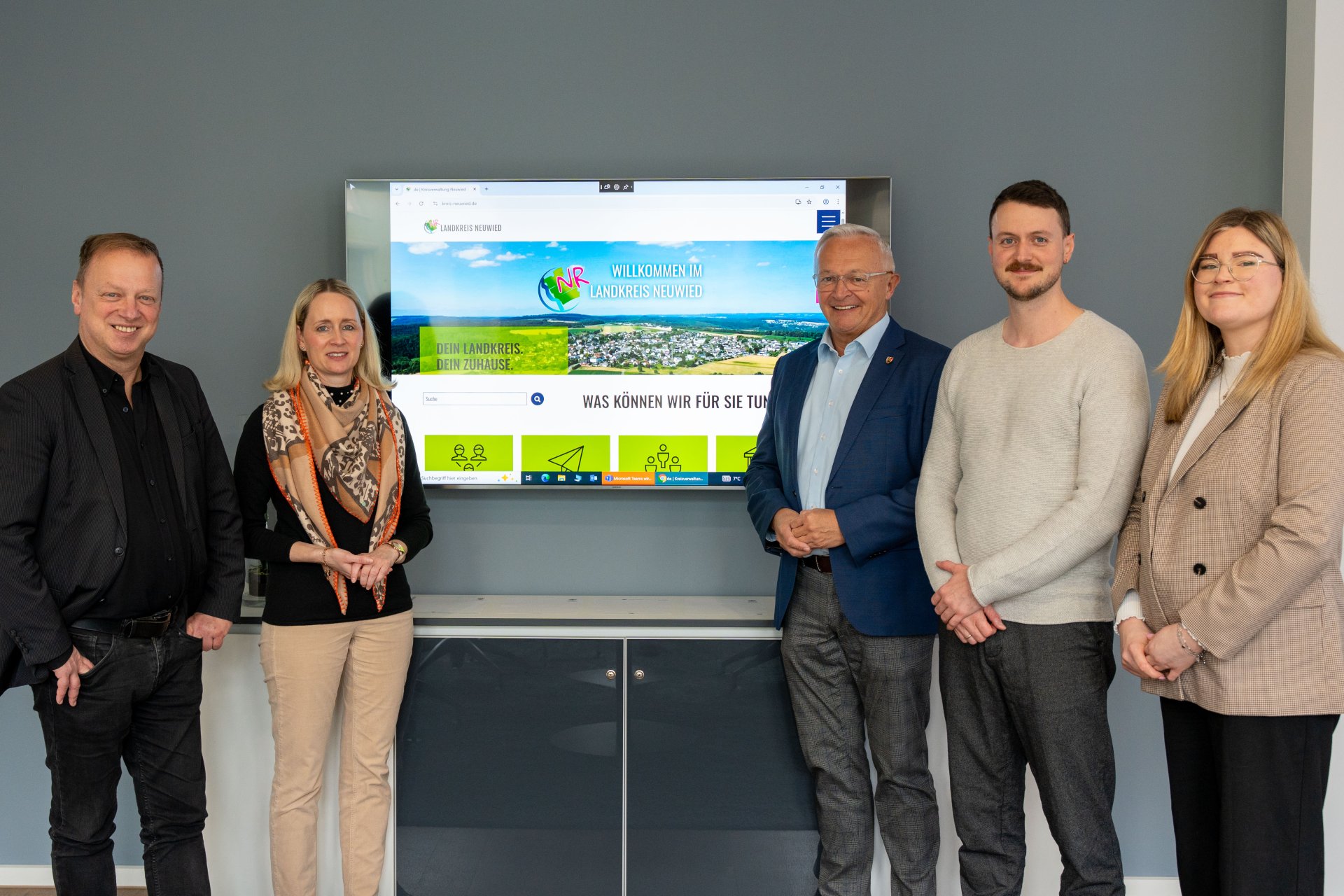 Landrat Achim Hallerbach präsentierte jetzt offiziell die neue Internetseite der Kreisverwaltung Neuwied www.kreis-neuwied.de. In Zusammenarbeit mit Pressesprecher Thomas Herschbach sowie der zwischenzeitlich zum Kreismedienzentrum gewechselten Silke Läufer-Hermann und den Abteilungs- und Referatsleitern der Kreisverwaltung mit Büroleiterin Diana Wonka haben Julia Hinz und Martin Boden (von rechts) von der Pressestelle des Landkreises Neuwied maßgeblich für die Neugestaltung verantwortlich gezeichnet. Foto: Katja Runkel / Kreisverwaltung Neuwied