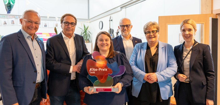Gemeinsam mit der Staatssekretärin im rheinland-pfälzischen Bildungsministerium, Bettina Brück, der Bundestagsabgeordneten Ellen Demuth, Stadtbürgermeister Alfons Mußhoff und dem Geschäftsführer des gemeinnützigen Betreibergesellschaft HTZ Neuwied, Thomas Voß, gratulierte Landrat Achim Hallerbach der inklusiven städtischen Kita Unkel und Leiterin Claudia Gries zum Titel „Beste Kita des Jahres 2025 in ganz Deutschland“. Foto: Martin Boden / Kreisverwaltung Neuwied