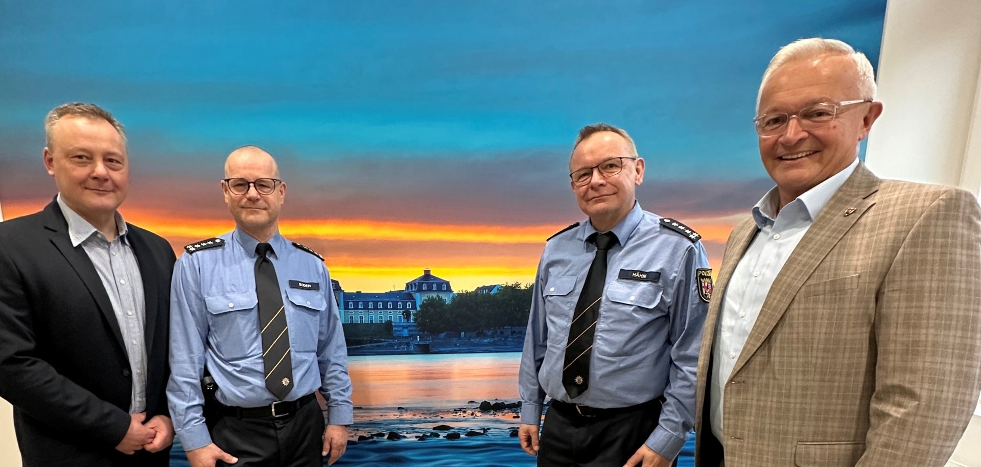 Landrat Achim Hallerbach konnte jetzt mit Frank Boden (2. von links) den neuen Leiter der Polizeiinspektion Straßenhaus und mit Thorsten Hähn (2. von rechts) den neuen Leiter der Polizeiinspektion Linz kennenlernen. Zum Premieren-Austausch wurde die beiden begleitet von Kriminaldirektor Thorsten Runkel (links). Foto: Thomas Herschbach 