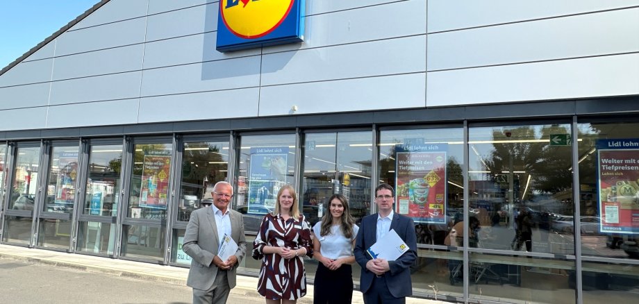 Immobilienleiterin der Lidl Immobilien Dienstleistung GmbH & Co. KG, Kim Sarah Schütz, und Portfoliomanagerin der Lidl Immobilien Dienstleistung GmbH & Co. KG Angelika Hild (zweite und dritte Person von links) bringen Landrat Achim Hallerbach und dem Geschäftsführer der Wirtschaftsförderung des Landkreises Neuwied, Harald Schmillen, rund zwei Stunden lang die Lidl-Philosophie nahe. Foto: Thomas Herschbach