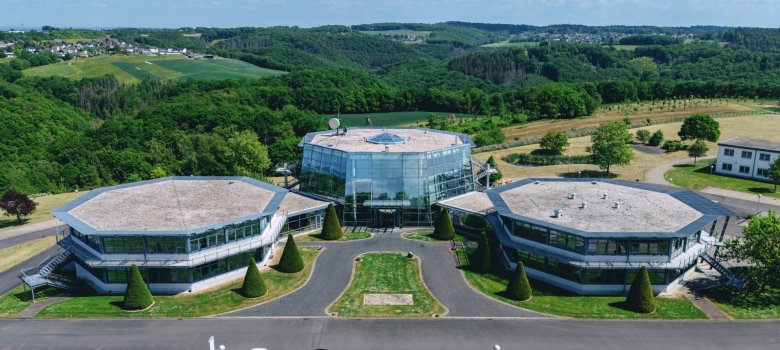 Beschreibung: Luftaufnahme Niedax Technologie Campus in Neustadt/Wied-Rahms (Rheinland-Pfalz). Bildquelle: Niedax/Eugen Herber.
