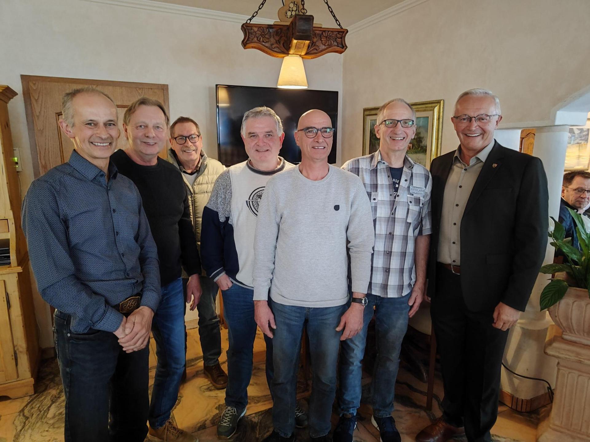 Landrat Achim Hallerbach war jüngst zu Gast auf der Innungsversammlung der Maler- und Lackierer-Innung des Landkreises Neuwied, die eine ausgewogene Mischung aus wirtschaftlicher Analyse, fachlichem Austausch und zukunftsorientierten Impulsen bot. Foto: Michael Braun  