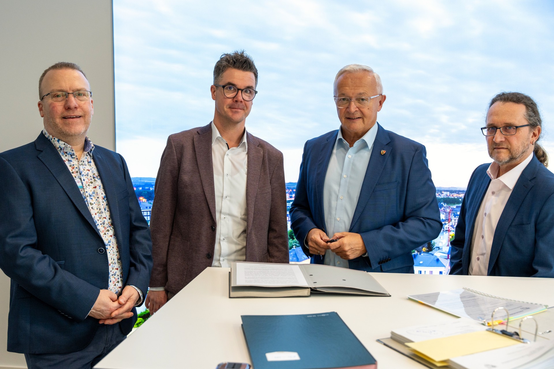 In einem gemeinsam formulierten und unterzeichneten Schreiben an den rheinland-pfälzischen Bildungsminister Sven Teuber fordern Bürgermeister Peter Jung und Landrat Achim Hallerbach eine verlässliche Finanzierung der Schulsozialarbeit. Nur eine Neuordnung vorhandener Mittel reiche nicht aus. Ein Appell, der auch die Zustimmung der Jugendamtsleiter von Kreis und Stadt Neuwied, Uwe Kukla (rechts) und Bernhard Fuchs (links), findet. Foto: Thomas Herschbach  