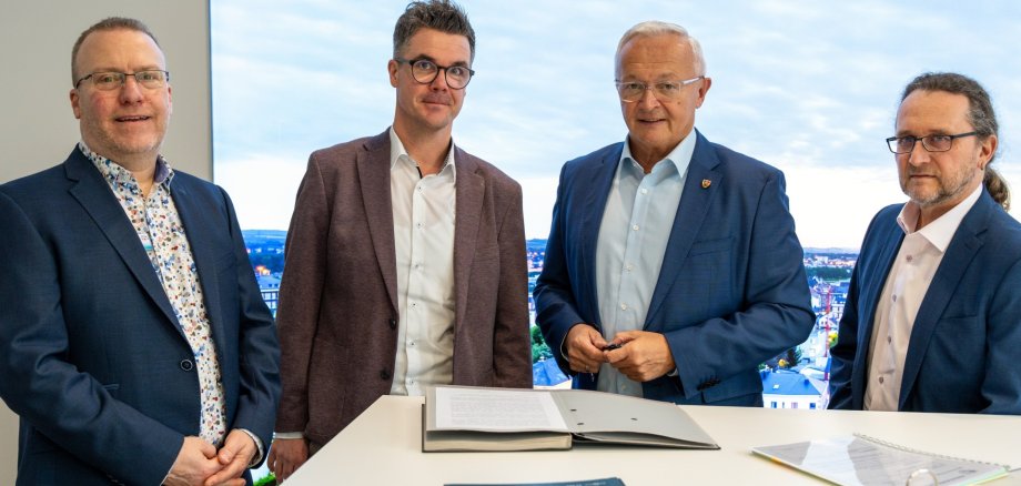 In einem gemeinsam formulierten und unterzeichneten Schreiben an den rheinland-pfälzischen Bildungsminister Sven Teuber fordern Bürgermeister Peter Jung und Landrat Achim Hallerbach eine verlässliche Finanzierung der Schulsozialarbeit. Nur eine Neuordnung vorhandener Mittel reiche nicht aus. Ein Appell, der auch die Zustimmung der Jugendamtsleiter von Kreis und Stadt Neuwied, Uwe Kukla (rechts) und Bernhard Fuchs (links), findet. Foto: Thomas Herschbach