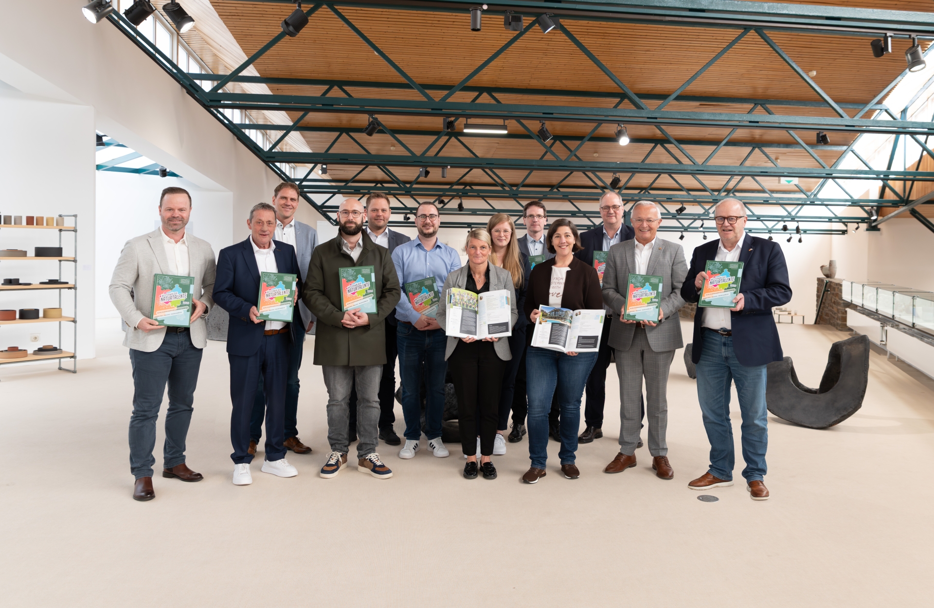 Bild (von links nach rechts): Vorstellung der Westerwälder Naturtalente Patrick Schumacher (ATTENTIO) , Achim Schwickert (Landrat Westerwaldkreis), Lars Kober( Wirtschaftsförderung Kreis Altenkirchen) , Marcel Philipps (Westerwälder Blumentopf-Fabrik SPANG GmbH & Co.KG), Sven Becker (Schütz GmbH& Co. KGaA), Jan Philipp Spang (Westerwälder Blumentopf-Fabrik Spang GmbH & Co. KG), Sandra Köster (Wir Westerwälder), Saskia Schumacher (ATTENTIO), Harald Schmillen ( WFG Kreis Neuwied) , Katharina Schlag (Wirtschaftsförderungsgesellschaft Westerwaldkreis ), Jürgen Marx ( Schütz GmbH & Co. KGaA),Achim Hallerbach ( Landrat Kreis Neuwied), Dr. Peter Enders (Landrat Kreis Altenkirchen) Foto: Andreas Linder  