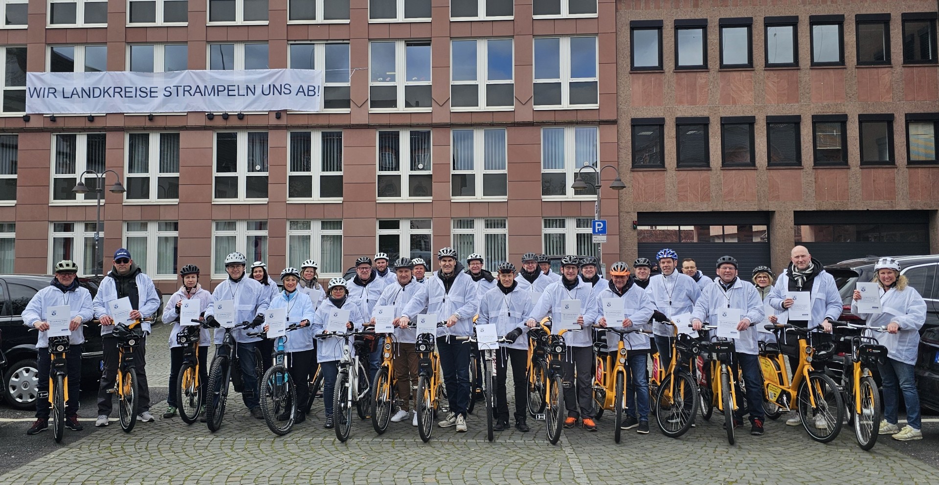 Auch Landrat Achim Hallerbach beteiligte sich an der gemeinsamen Fahrradaktion durch die Landeshauptstadt Mainz. Mit der Aktion wollten am Freitag alle 24 Landrätinnen und Landräte in Rheinland-Pfalz auf die angespannte Lage der Landkreise aufmerksam machen. Fotos: Susanne Jakobs / Landkreistag Rheinland-Pfalz