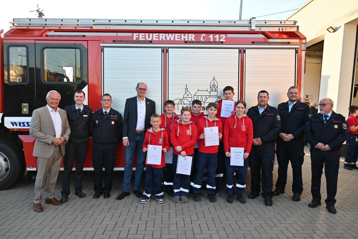 Die Neuaufnahmen und Ehrungen bei der Jugendfeuerwehr. (Foto: Lemgen – FW VG Bad Hönningen)
