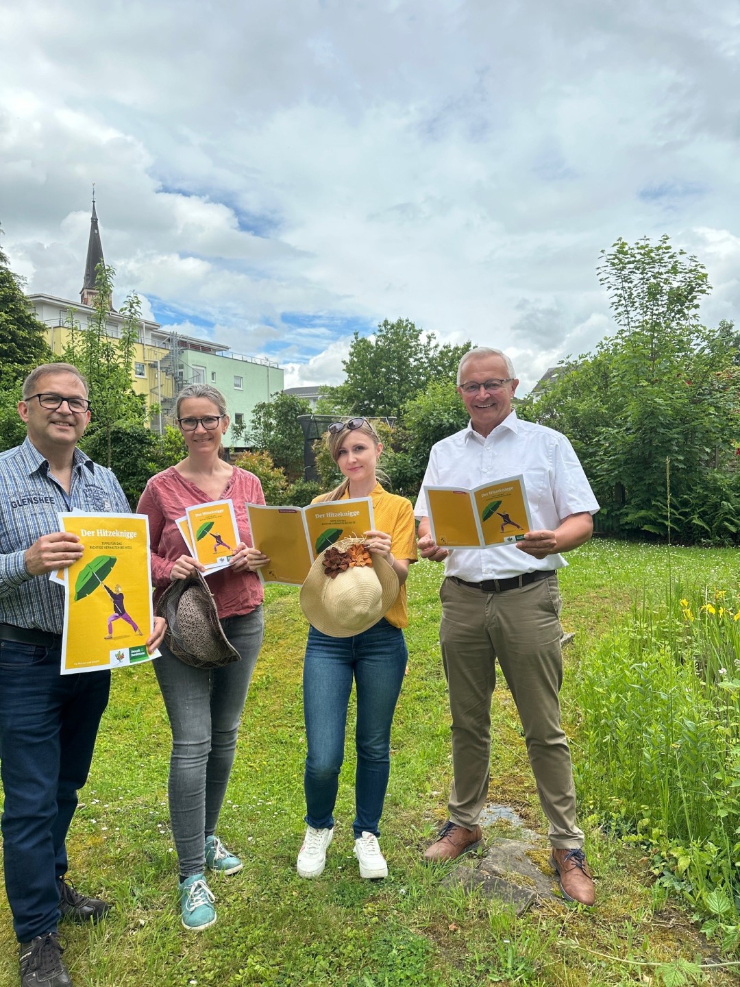 Nach wie vor können Landrat Achim Hallerbach, Klimaanpassungsmanagerin Angelina Zahn sowie Melanie Böhm und Gerhard Wermter vom Gesundheitsamt den Hitzeknigge für den Landkreis Neuwied nur wärmstens empfehlen. Foto: Thomas Herschbach