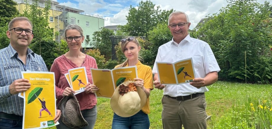 Nach wie vor können Landrat Achim Hallerbach, Klimaanpassungsmanagerin Angelina Zahn sowie Melanie Böhm und Gerhard Wermter vom Gesundheitsamt den Hitzeknigge für den Landkreis Neuwied nur wärmstens empfehlen. Foto: Thomas Herschbach