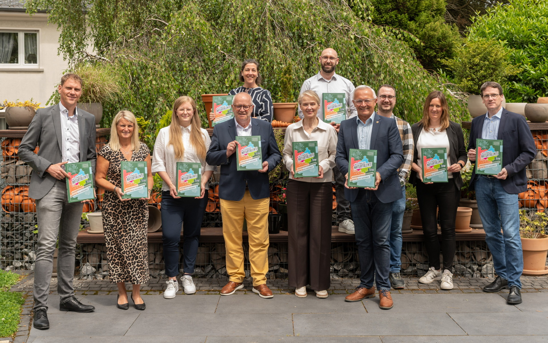 Stellen gemeinsam die neuen Westerwälder Naturtalente vor: Lars Kober (Wirtschaftsförderung Kreis Altenkirchen), Sandra Köster (Wir Westerwälder), Saskia Schumacher (ATTENTIO Online- & Werbeagentur GmbH), Dr. Peter Enders (Landrat Kreis Altenkirchen), Katharina Schlag WfG Westerwaldkreis), Gabriele Wieland (Erste Kreisbeigeordnete Westerwaldkreis), Jan Philipp Spang (Westerwälder Blumentopf-Fabrik Spang GmbH & Co. KG), Achim Hallerbach (Landrat Kreis Neuwied), Marcel Philipps (Westerwälder Blumentopf-Fabrik SPANG GmbH & Co.KG), Lea Heuchtkötter (ATTENTIO Online- & Werbeagentur GmbH), Harald Schmillen (WfG Kreis Neuwied).  