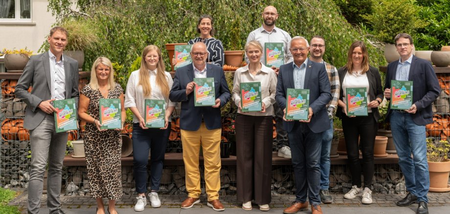 Stellen gemeinsam die neuen Westerwälder Naturtalente vor: Lars Kober (Wirtschaftsförderung Kreis Altenkirchen), Sandra Köster (Wir Westerwälder), Saskia Schumacher (ATTENTIO Online- & Werbeagentur GmbH), Dr. Peter Enders (Landrat Kreis Altenkirchen), Katharina Schlag WfG Westerwaldkreis), Gabriele Wieland (Erste Kreisbeigeordnete Westerwaldkreis), Jan Philipp Spang (Westerwälder Blumentopf-Fabrik Spang GmbH & Co. KG), Achim Hallerbach (Landrat Kreis Neuwied), Marcel Philipps (Westerwälder Blumentopf-Fabrik SPANG GmbH & Co.KG), Lea Heuchtkötter (ATTENTIO Online- & Werbeagentur GmbH), Harald Schmillen (WfG Kreis Neuwied).  