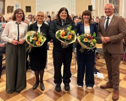 Landrat Achim Hallerbach und die Gleichstellungsbeauftragte des Landkreises Neuwied, Daniela Kiefer, freuten sich, den Johanna-Loewenherz-Preis des Jahres 2026 an Schwester Edith Maria Magar, Dr. Julia Reuschenbach und Nicole Werner überreichen zu können. Foto: Thomas Herschbach 