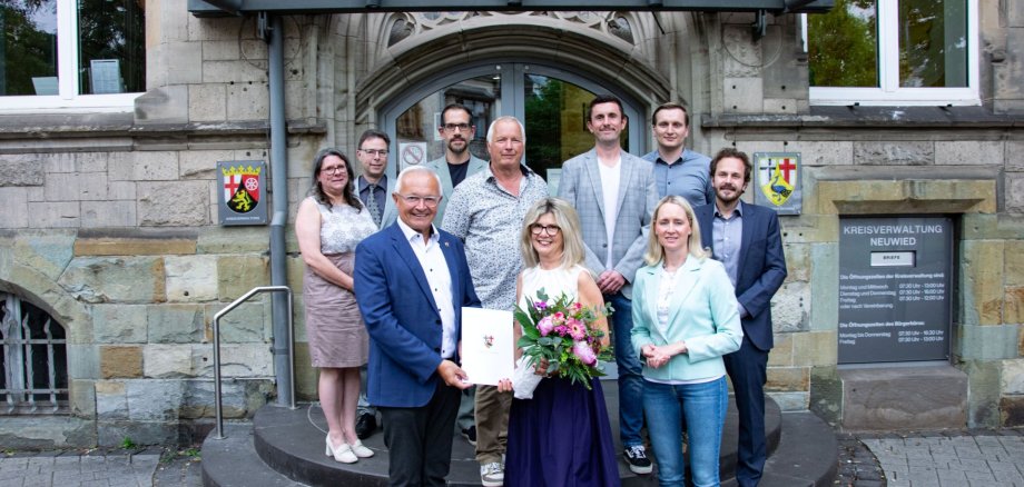 Nach mehr als 26 Jahren im Dienst der Kreisverwaltung Neuwied wurde Ingrid Hillenbrand von Landrat Achim Hallerbach, Büroleiterin Diana Wonka und dem stellvertretenden Personalratsvorsitzenden Philipp Stuntz im Kollegenkreis in den wohlverdienten Ruhestand verabschiedet. Foto: Julia Hinz / Kreisverwaltung Neuwied