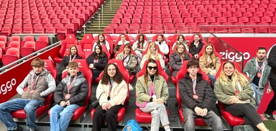 Beim Besuch des Fußballstadions in Amsterdam erhielten die Jugendlichen spannende Einblicke hinter die Kulissen des Profifußballs der Johan-Cruyff-Arena
Foto: Femke de Jong
Beim Besuch des Fußballstadions in Amsterdam erhielten die Jugendlichen spannende Einblicke hinter die Kulissen des Profifußballs der Johan-Cruyff-Arena Foto: Femke de Jong