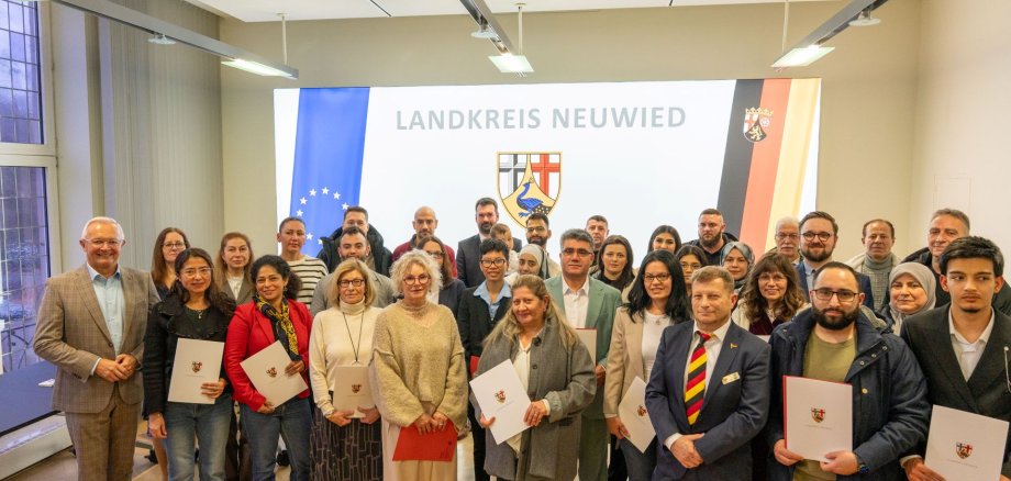 Bei der jüngsten Einbürgerungsfeier im Max-zu-Wied-Saal des Neuwieder Kreishauses konnte Landrat Achim Hallerbach 29 Frauen und Männern die deutsche Staatsbürgerschaft verleihen. Foto: Julia Hinz / Kreisverwaltung Neuwied
Bei der jüngsten Einbürgerungsfeier im Max-zu-Wied-Saal des Neuwieder Kreishauses konnte Landrat Achim Hallerbach 29 Frauen und Männern die deutsche Staatsbürgerschaft verleihen. Foto: Julia Hinz / Kreisverwaltung Neuwied