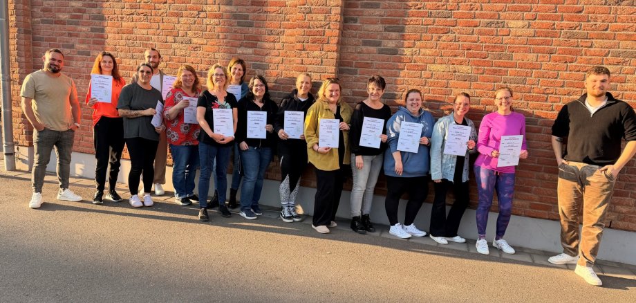 Im Rahmen des „Kommunalen Gesamtkonzepts zur Verbesserung der Unterstützung von Kindern psychisch und suchterkrankter Eltern (KipsE) wurden im Landkreis Neuwied erstmals pädagogische Fachkräfte zu zertifizierten FRANA-Multiplikatorinnen und Multiplikatoren erfolgreich ausgebildet. Foto: Franlin Toma. Im Rahmen des „Kommunalen Gesamtkonzepts zur Verbesserung der Unterstützung von Kindern psychisch und suchterkrankter Eltern (KipsE) wurden im Landkreis Neuwied erstmals pädagogische Fachkräfte zu zertifizierten FRANA-Multiplikatorinnen und Multiplikatoren erfolgreich ausgebildet. Foto: Franlin Toma.