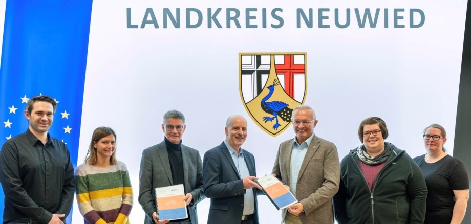 In Gegenwart von Mitgliedern des neuen Vorstands des Kreiselternausschusses überreichte Professor Armin Schneider, Direktor des Instituts für Bildung, Erziehung und Betreuung in der Kindheit (IBEB) an der Hochschule Koblenz, den Forschungsbericht zur Perspektive von Eltern im Rahmen der Betreuung von Kindern in Kindertagesstätten an Landrat Achim Hallerbach und den langjährigen Leiter des Kreisjugendamtes, Jürgen Ulrich. Foto: Martin Boden / Kreisverwaltung Neuwied   
