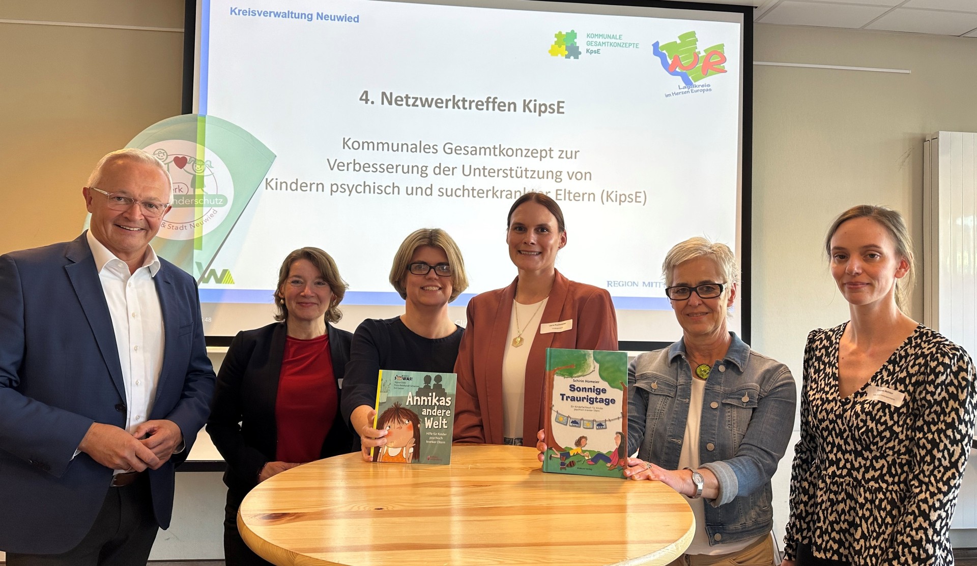 Foto-Unterzeile: Landrat Achim Hallerbach, KipsE-Koordinatorin Laura Rockenfeller (3. v.r.) und Christina Mehler vom Referat „Sozialer Dienst“ der Kreisverwaltung Neuwied (rechts) freuten sich darüber, dass mit Frau Prof. Dr. Yvonne Grimmer und Frau Prof. Dr. Anne Koopmann (2. und 3. v.l.) vom Zentralinstitut für Seelische Gesundheit (ZI) Mannheim sowie Elisabeth Schmutz (2.v.r.) vom Institut für sozialpädagogische Forschung Mainz kompetente Gäste für die 4. Netzwerkkonferenz gewonnen werden konnten. Foto: Thomas Herschbach   