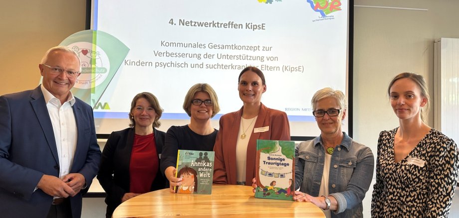 Foto-Unterzeile: Landrat Achim Hallerbach, KipsE-Koordinatorin Laura Rockenfeller (3. v.r.) und Christina Mehler vom Referat „Sozialer Dienst“ der Kreisverwaltung Neuwied (rechts) freuten sich darüber, dass mit Frau Prof. Dr. Yvonne Grimmer und Frau Prof. Dr. Anne Koopmann (2. und 3. v.l.) vom Zentralinstitut für Seelische Gesundheit (ZI) Mannheim sowie Elisabeth Schmutz (2.v.r.) vom Institut für sozialpädagogische Forschung Mainz kompetente Gäste für die 4. Netzwerkkonferenz gewonnen werden konnten. Foto: Thomas Herschbach
Foto-Unterzeile: Landrat Achim Hallerbach, KipsE-Koordinatorin Laura Rockenfeller (3. v.r.) und Christina Mehler vom Referat „Sozialer Dienst“ der Kreisverwaltung Neuwied (rechts) freuten sich darüber, dass mit Frau Prof. Dr. Yvonne Grimmer und Frau Prof. Dr. Anne Koopmann (2. und 3. v.l.) vom Zentralinstitut für Seelische Gesundheit (ZI) Mannheim sowie Elisabeth Schmutz (2.v.r.) vom Institut für sozialpädagogische Forschung Mainz kompetente Gäste für die 4. Netzwerkkonferenz gewonnen werden konnten. Foto: Thomas Herschbach