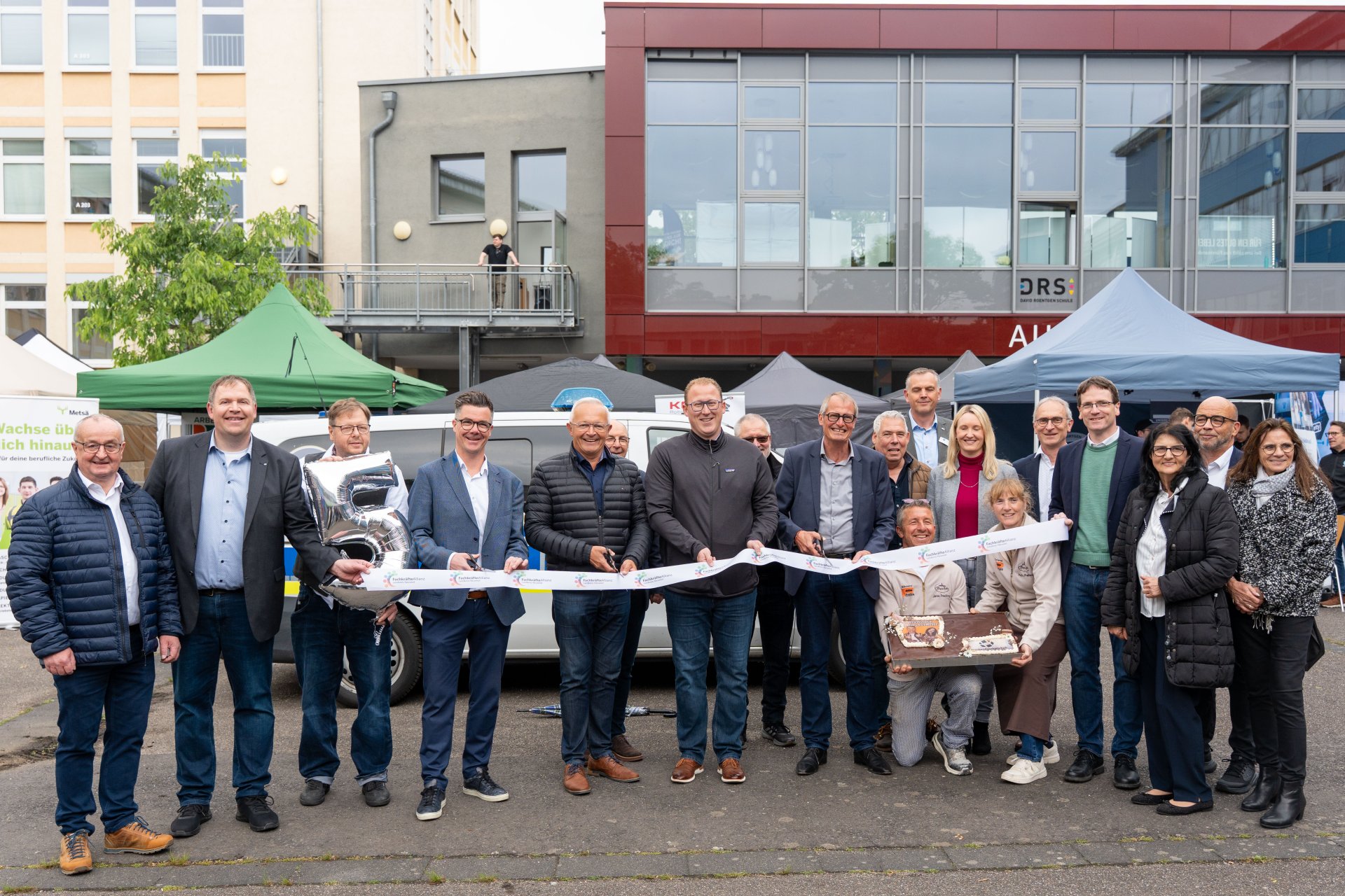 Die Ausbildungsmesse der Fachkräfteallianz erwies sich auch in ihrer fünften Auflage als ein Erfolgsmodell. Darüber freuten sich mit Landrat Achim Hallerbach unter anderem auch Bürgermeister Peter Jung, der 1. Kreisbeigeordnete Phillip Rasbach, Kreis-Wirtschaftsförderer Harald Schmillen, IHK-Regionalgeschäftsführerin Kristina Kutting und Stadtwirtschaftsförderin Alexandra Rünz. Foto: Martin Boden / Kreisverwaltung Neuwied