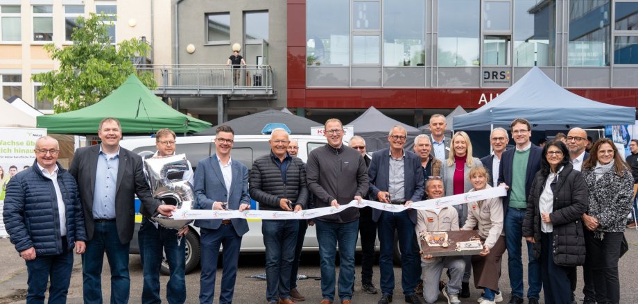 Die Ausbildungsmesse der Fachkräfteallianz erwies sich auch in ihrer fünften Auflage als ein Erfolgsmodell. Darüber freuten sich mit Landrat Achim Hallerbach unter anderem auch Bürgermeister Peter Jung, der 1. Kreisbeigeordnete Phillip Rasbach, Kreis-Wirtschaftsförderer Harald Schmillen, IHK-Regionalgeschäftsführerin Kristina Kutting und Stadtwirtschaftsförderin Alexandra Rünz. Foto: Martin Boden / Kreisverwaltung Neuwied
