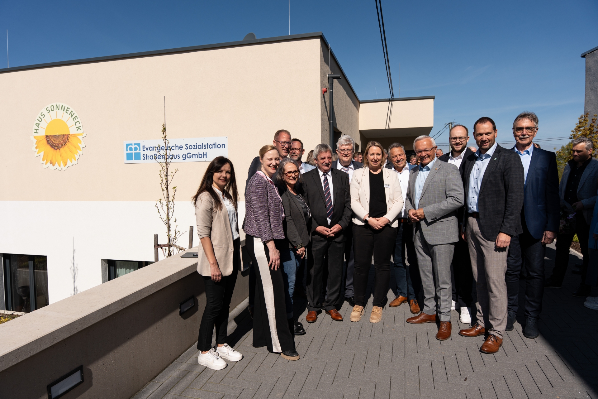 Das Haus Sonneneck macht seinem Namen alle Ehre: Bei strahlendem Sonnenschein wurde die Einrichtung gemeinsam mit allen Beteiligten eröffnet. Foto: Julia Hinz /Kreisverwaltung Neuwied 