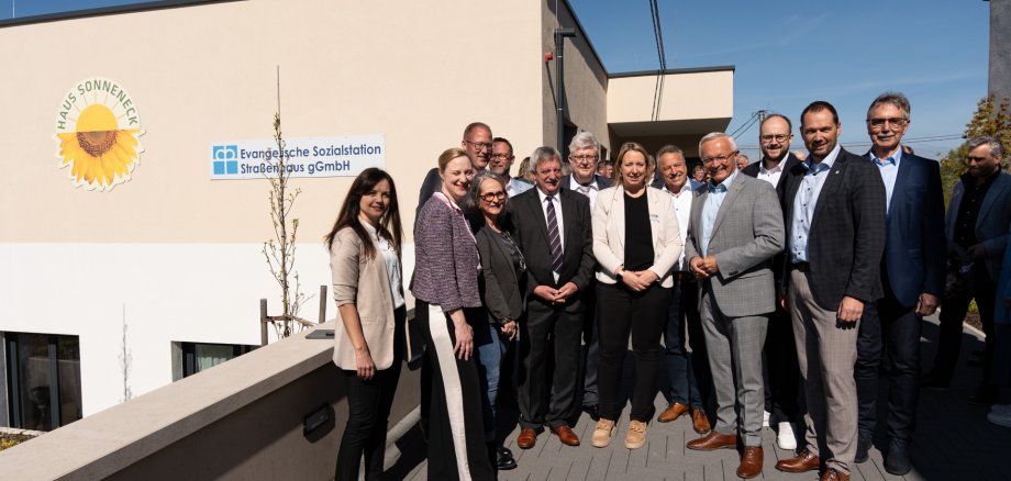 Das Haus Sonneneck macht seinem Namen alle Ehre: Bei strahlendem Sonnenschein wurde die Einrichtung gemeinsam mit allen Beteiligten eröffnet. Foto: Julia Hinz /Kreisverwaltung Neuwied 