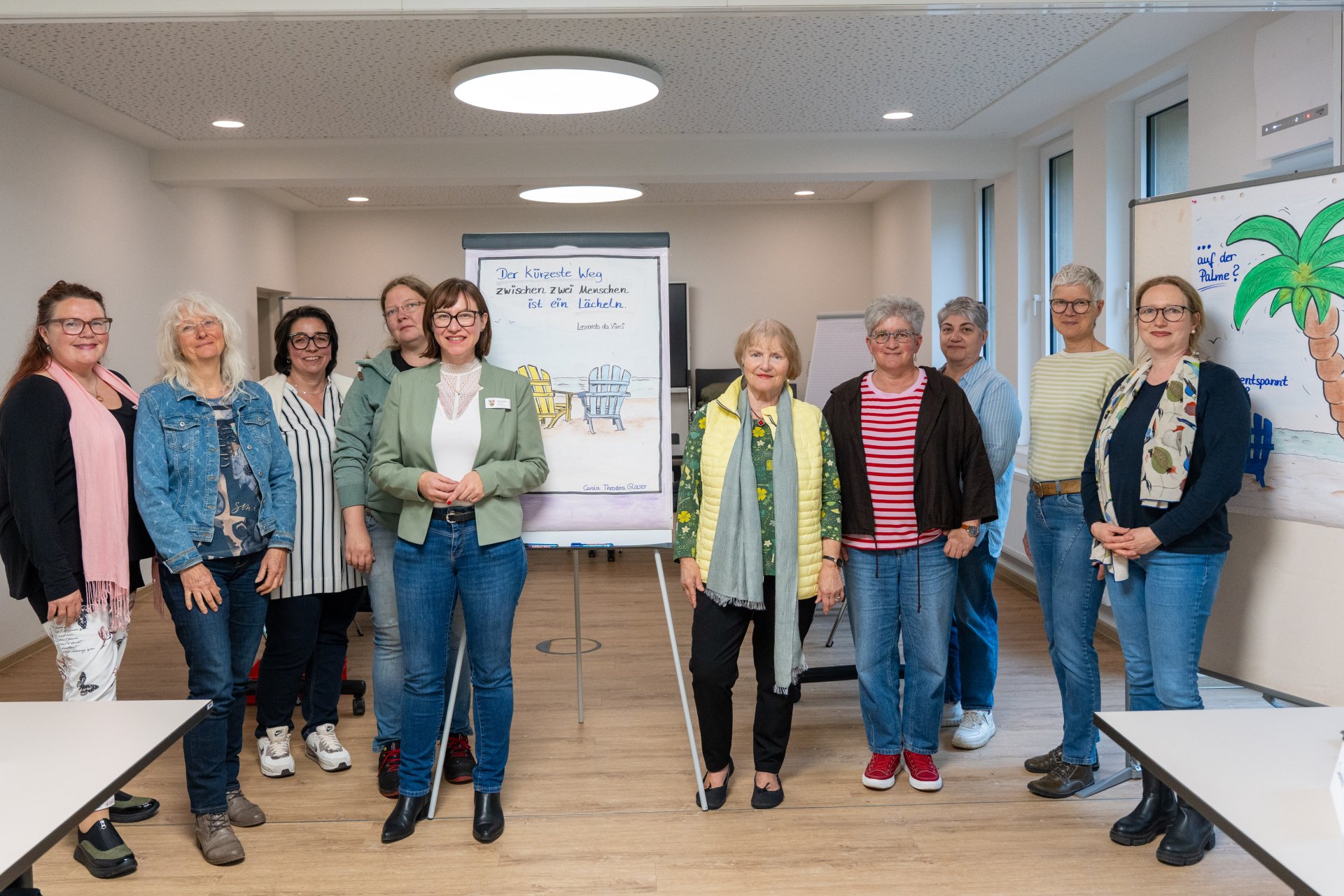 Die Teilnehmerinnen des jüngsten Kommunalpolitischen Seminars mit der Gleichstellungsbeauftragten des Landkreises Neuwied, Daniela Kiefer (5. von links), beherzigten die Botschaft auf dem Flip-Chart direkt auch für die Kamera Foto: Denise Meyer / Kreisverwaltung Neuwied 