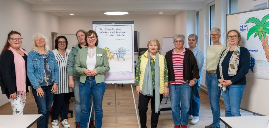Die Teilnehmerinnen des jüngsten Kommunalpolitischen Seminars mit der Gleichstellungsbeauftragten des Landkreises Neuwied, Daniela Kiefer (5. von links), beherzigten die Botschaft auf dem Flip-Chart direkt auch für die Kamera Foto: Denise Meyer / Kreisverwaltung Neuwied 