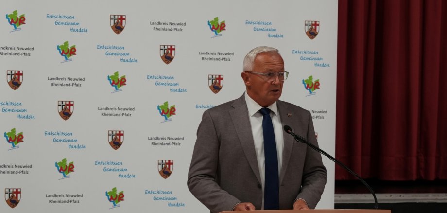 Landrat Achim Hallerbach im Kreistag