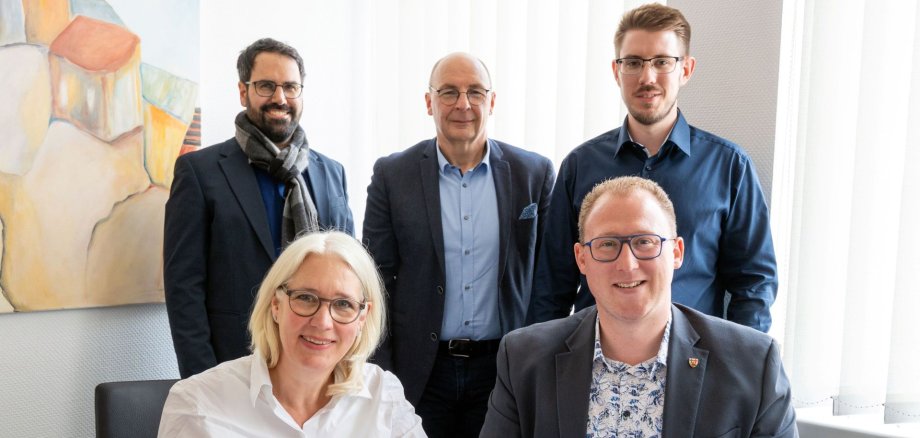Mit dem 1. Kreisbeigeordneten Philipp Rasbach und Dr. Katja Wolf, Leiterin der Regionalagentur, (vorne) freuten sich auch der stellvertretende Abteilungsleiter Immobilienmanagement und Schulen der Kreisverwaltung Neuwied, Dirk Arenz (hinten Mitte), sowie Sebastian Müller von der Regionalagentur (links) und der Bildungskoordinator des Landkreises Neuwied, Christian Krause dass die Vereinbarung nunmehr unter Dach und Fach ist. Foto: Martin Boden / Kreisverwaltung Neuwied Mit dem 1. Kreisbeigeordneten Philipp Rasbach und Dr. Katja Wolf, Leiterin der Regionalagentur, (vorne) freuten sich auch der stellvertretende Abteilungsleiter Immobilienmanagement und Schulen der Kreisverwaltung Neuwied, Dirk Arenz (hinten Mitte), sowie Sebastian Müller von der Regionalagentur (links) und der Bildungskoordinator des Landkreises Neuwied, Christian Krause dass die Vereinbarung nunmehr unter Dach und Fach ist. Foto: Martin Boden / Kreisverwaltung Neuwied