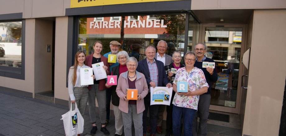 Vor dem Eine-Welt-Laden in der Neuwieder Innenstadt freuen sich Oberbürgermeister Jan Einig, Landrat Achim Hallerbach, die Steuerungsgruppen der Fairtrade-Stadt Neuwied sowie Ehrenamtliche des Eine-Welt-Ladens, dass der Fairtrade-Town-Titel verlängert wurde. Foto: Nadine Schöneberg / Stadtverwaltung Neuwied Vor dem Eine-Welt-Laden in der Neuwieder Innenstadt freuen sich Oberbürgermeister Jan Einig, Landrat Achim Hallerbach, die Steuerungsgruppen der Fairtrade-Stadt Neuwied sowie Ehrenamtliche des Eine-Welt-Ladens, dass der Fairtrade-Town-Titel verlängert wurde. Foto: Nadine Schöneberg / Stadtverwaltung Neuwied