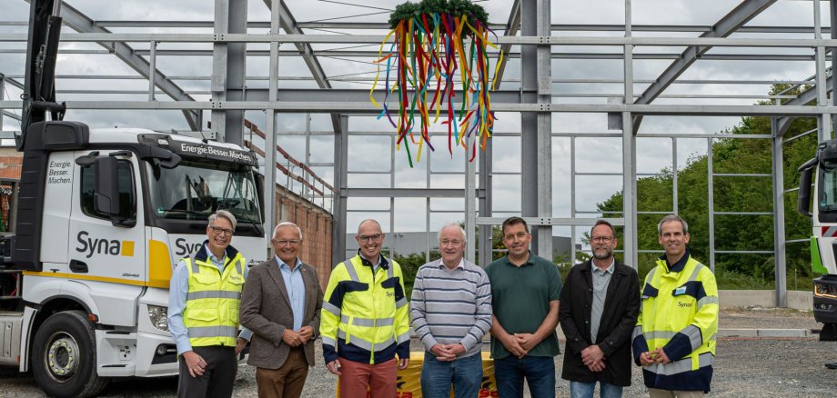 Bildunterschrift (von links): Zufriedene Gesichter beim Richtfest für den Erweiterungsneubau „Urbach II“, v.l.: Jens Ommer, Leiter Immobilienentwicklung und Infrastr. Facility Mgt. der Süwag, Landrat Achim Hallerbach, Süwag-Vorstandsmitglied Dr. Sebastian Lührs, Urbachs Ortsbürgermeister Gert Winkelmeier, Oliver Koch, Vorsitzender des Zweckverbands Kirchspiel Urbach, Sven Schür, Bürgermeister der Verbandsgemeinde Puderbach, und Edwin Schick, technischer Geschäftsführer der Syna. (Foto: Hans Reimann/Syna) Bildunterschrift (von links): Zufriedene Gesichter beim Richtfest für den Erweiterungsneubau „Urbach II“, v.l.: Jens Ommer, Leiter Immobilienentwicklung und Infrastr. Facility Mgt. der Süwag, Landrat Achim Hallerbach, Süwag-Vorstandsmitglied Dr. Sebastian Lührs, Urbachs Ortsbürgermeister Gert Winkelmeier, Oliver Koch, Vorsitzender des Zweckverbands Kirchspiel Urbach, Sven Schür, Bürgermeister der Verbandsgemeinde Puderbach, und Edwin Schick, technischer Geschäftsführer der Syna. (Foto: Hans Reimann/Syna)