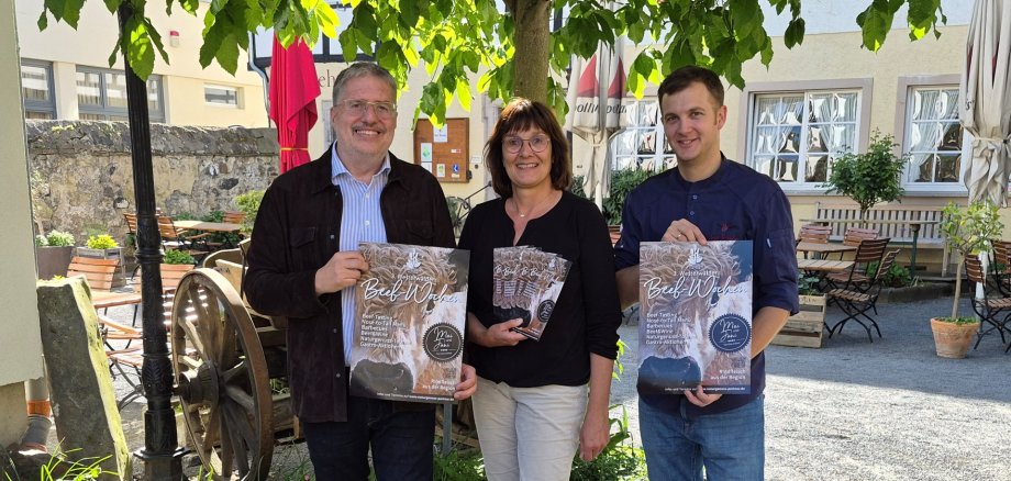 Zu den ganz besonderen Kulinarik-Angeboten der Beef-Wochen gehört das Nose to tail Menü am 12. Juni im Restaurant zur Traube in Unkel. Küchenchef Florian Lanz (rechts) hat sich dazu bekannte Klassiker, aber auch neue Zubereitungsarten einfallen lassen und beweist mit dem besonderen Menü, wie lecker auch die weniger bekannten Teile des Rinds schmecken können. Auf dieses kulinarische Erlebnis freuen sich auch (von links): Jörg Hohenadl, Projektleiter Naturgenuss WFG im Landkreis Neuwied und Irmgard Schröer, Geschäftsführerin des Naturparks Rhein-Westerwald. Foto: Kathrin Lanz Zu den ganz besonderen Kulinarik-Angeboten der Beef-Wochen gehört das Nose to tail Menü am 12. Juni im Restaurant zur Traube in Unkel. Küchenchef Florian Lanz (rechts) hat sich dazu bekannte Klassiker, aber auch neue Zubereitungsarten einfallen lassen und beweist mit dem besonderen Menü, wie lecker auch die weniger bekannten Teile des Rinds schmecken können. Auf dieses kulinarische Erlebnis freuen sich auch (von links): Jörg Hohenadl, Projektleiter Naturgenuss WFG im Landkreis Neuwied und Irmgard Schröer, Geschäftsführerin des Naturparks Rhein-Westerwald. Foto: Kathrin Lanz