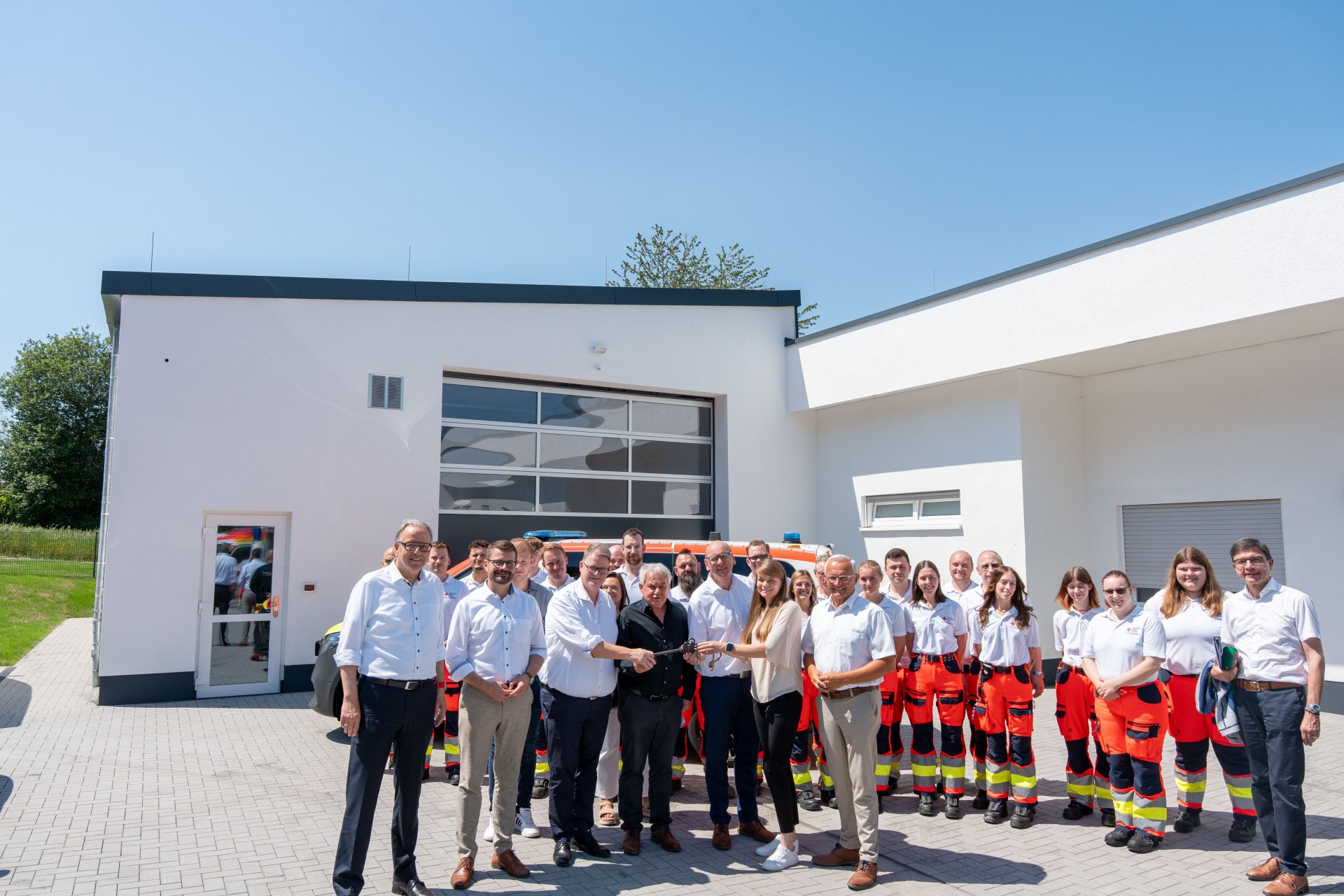 Mit Landrat Achim Hallerbach und dem neuen Staatssekretär in rheinland-pfälzischen Innenministerium Dirk Herber an der Spitze wohnten eine Reihe prominenter Repräsentanten aus Politik, Wirtschaft und Gesellschaft der Einweihung der neuen DRK-Rettungswache in Linz bei. Foto: Thomas Herschbach