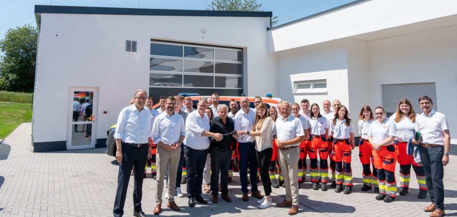 Mit Landrat Achim Hallerbach und dem neuen Staatssekretär in rheinland-pfälzischen Innenministerium Dirk Herber an der Spitze wohnten eine Reihe prominenter Repräsentanten aus Politik, Wirtschaft und Gesellschaft der Einweihung der neuen DRK-Rettungswache in Linz bei. Foto: Thomas Herschbach