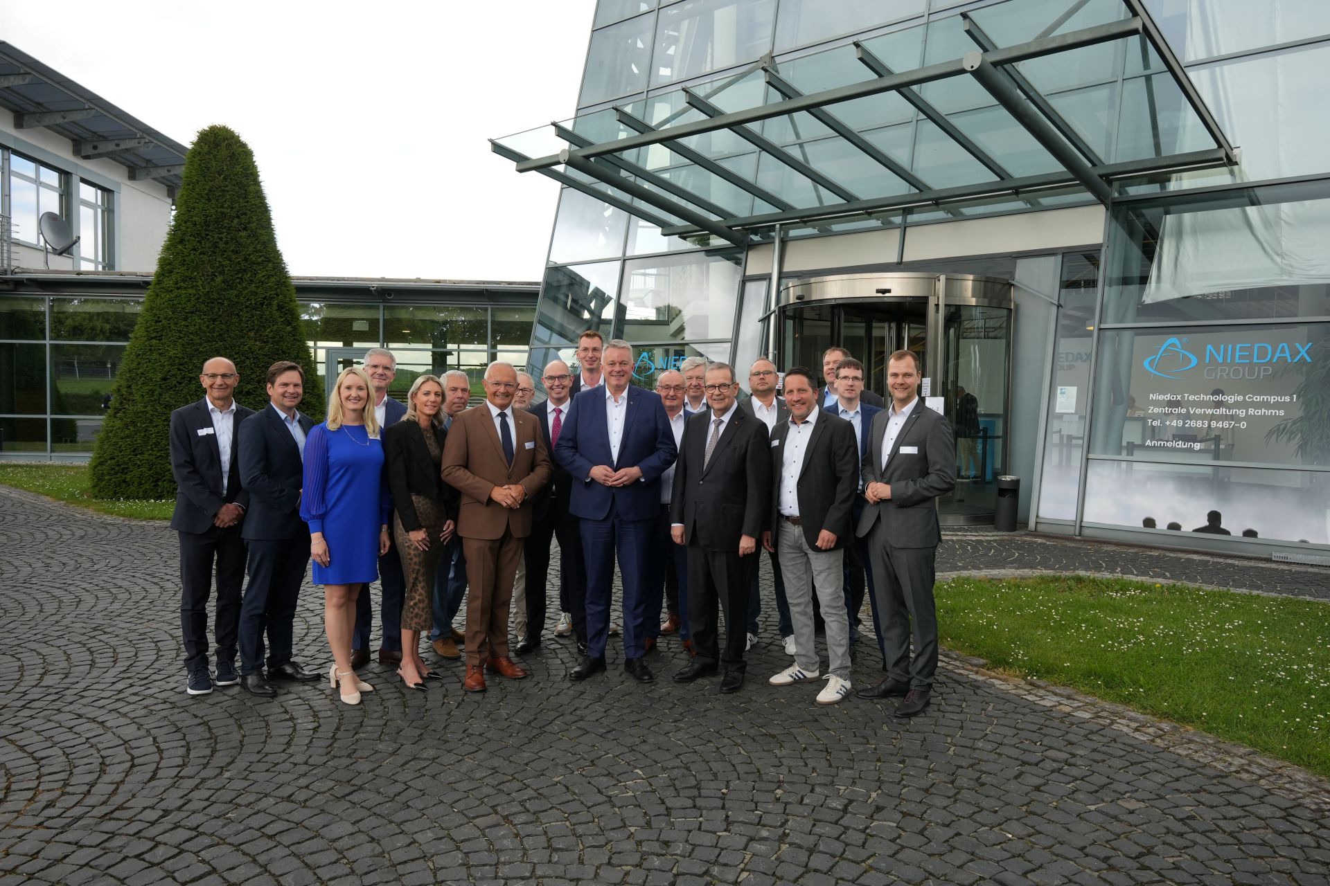 Erneut zum „Who is Who“ mit 300 Gästen aus Wirtschaft, Handwerk, Banken, Energieversorgern und Politik wurde der diesjährige Empfang der Wirtschaft auf dem Gelände des Technologie Campus der Niedax Group in Neustadt/Rahms. Dazu konnten CEO Bruno Reufels, Landrat Achim Hallerbach, IHK-Regionalgeschäftsführerin Kristina Kutting und WFG-Geschäftsführer Harald Schmillen auch den neuen Ministerpräsidenten des Landes Rheinland-Pfalz, Gordon Schnieder, begrüßen. Foto: Martin Boden / Kreisverwaltung Neuwied 