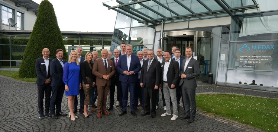 Erneut zum „Who is Who“ mit 300 Gästen aus Wirtschaft, Handwerk, Banken, Energieversorgern und Politik wurde der diesjährige Empfang der Wirtschaft auf dem Gelände des Technologie Campus der Niedax Group in Neustadt/Rahms. Dazu konnten CEO Bruno Reufels, Landrat Achim Hallerbach, IHK-Regionalgeschäftsführerin Kristina Kutting und WFG-Geschäftsführer Harald Schmillen auch den neuen Ministerpräsidenten des Landes Rheinland-Pfalz, Gordon Schnieder, begrüßen. Foto: Martin Boden / Kreisverwaltung Neuwied Erneut zum „Who is Who“ mit 300 Gästen aus Wirtschaft, Handwerk, Banken, Energieversorgern und Politik wurde der diesjährige Empfang der Wirtschaft auf dem Gelände des Technologie Campus der Niedax Group in Neustadt/Rahms. Dazu konnten CEO Bruno Reufels, Landrat Achim Hallerbach, IHK-Regionalgeschäftsführerin Kristina Kutting und WFG-Geschäftsführer Harald Schmillen auch den neuen Ministerpräsidenten des Landes Rheinland-Pfalz, Gordon Schnieder, begrüßen. Foto: Martin Boden / Kreisverwaltung Neuwied