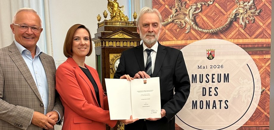 Das Roentgen-Museum ist vom Land als Museum des Monats Mai ausgezeichnet worden. Für die Landesregierung hatte Kulturstaatssekretär Professor Dr. Jürgen Hardeck neben anerkennenden Worten auch die entsprechende Urkunde für Museumsleiterin Jennifer Stein und Landrat Achim Hallerbach mit nach Neuwied gebracht. Foto: Thomas Herschbach