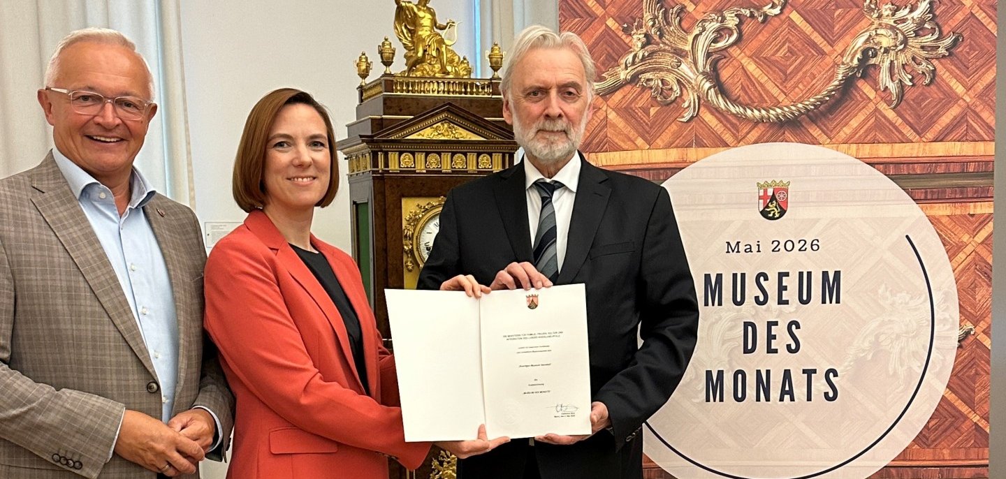 Das Roentgen-Museum ist vom Land als Museum des Monats Mai ausgezeichnet worden. Für die Landesregierung hatte Kulturstaatssekretär Professor Dr. Jürgen Hardeck neben anerkennenden Worten auch die entsprechende Urkunde für Museumsleiterin Jennifer Stein und Landrat Achim Hallerbach mit nach Neuwied gebracht. Foto: Thomas Herschbach