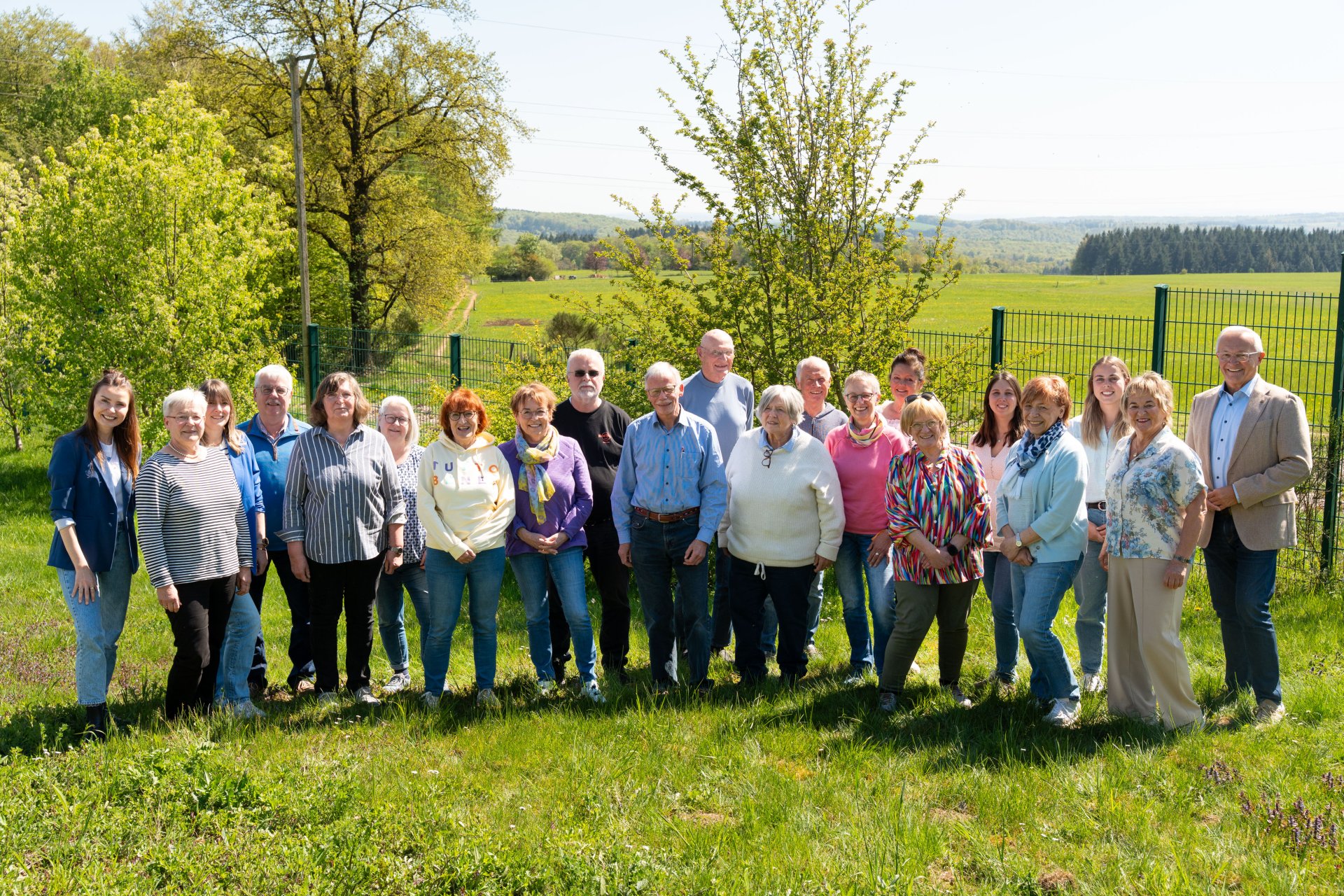 Gemeinsames Engagement für Bildung: Landrat Achim Hallerbach, Referentin Anna Izabella Beck (links), die Kolleginnen des Kreisjugendamts (Antje Escher, Sina Muscheid, Nicole Bauer und Simone Höhner) und die Lernpatinnen und -paten beim Aktionstag im ASL Linkenbach. Foto: Martin Boden / Kreisverwaltung Neuwied
